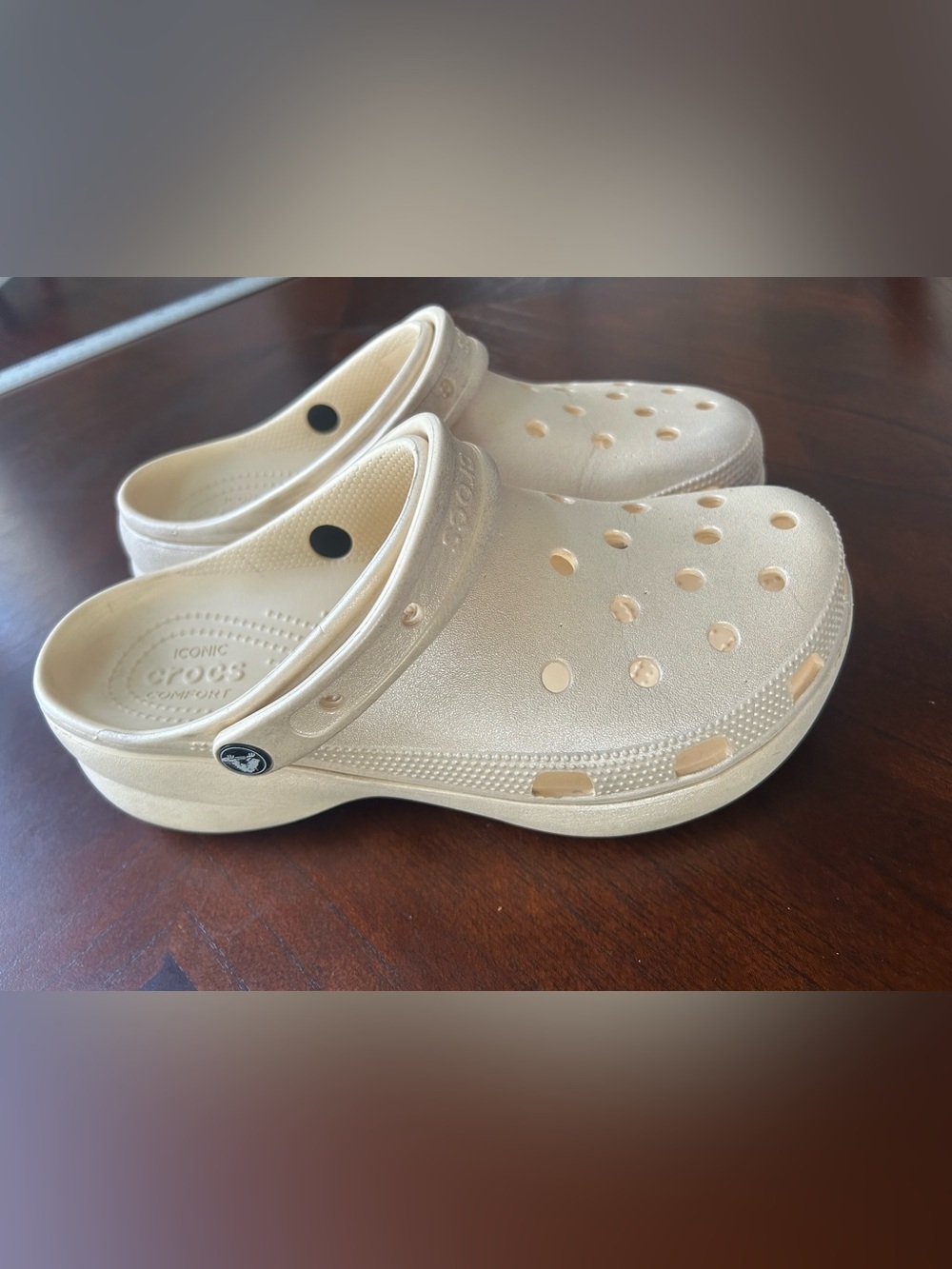CROCS Platform Clog in Metallic Cream size 11